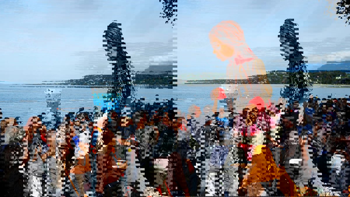 "أمل الصغيرة".. دمية في رحلة عبر أوروبا لدعم اللاجئين الأطفال