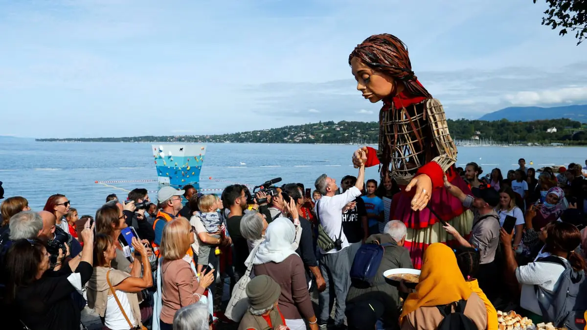 "أمل الصغيرة".. دمية في رحلة عبر أوروبا لدعم اللاجئين الأطفال