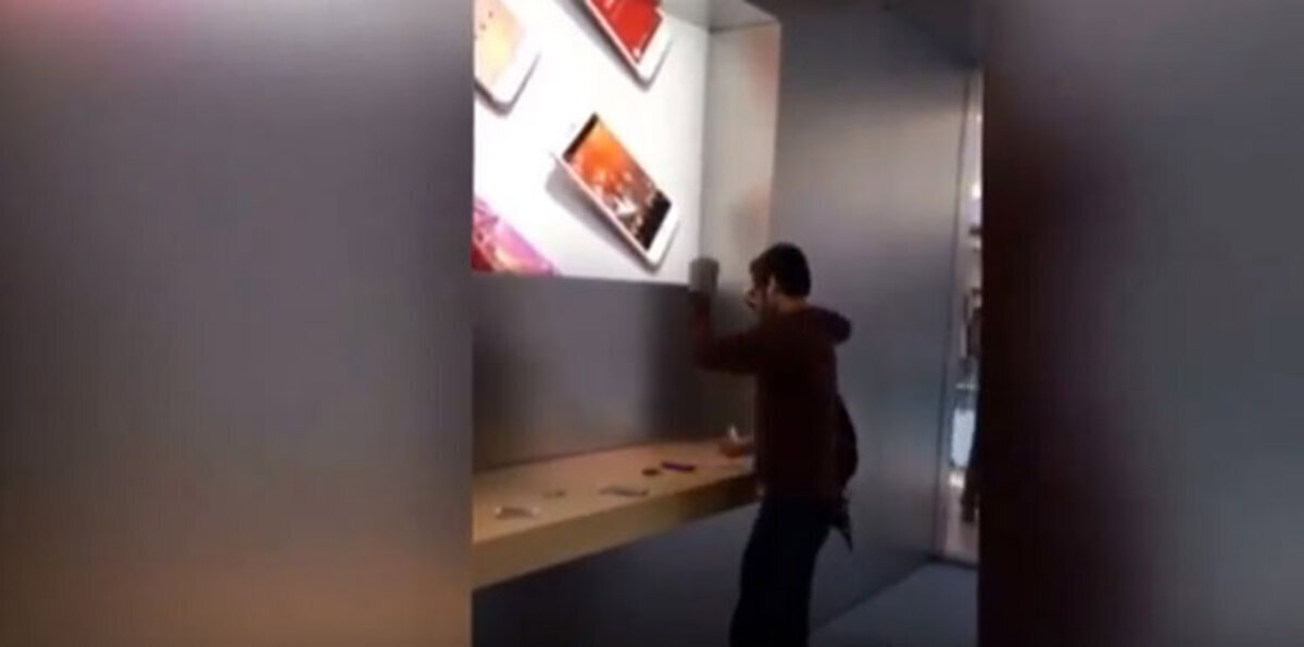 بالفيديو.. شاب يقتحم متجر أبل ويحطّم أجهزة الآيفون