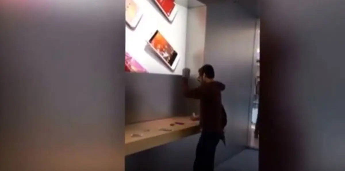 بالفيديو.. شاب يقتحم متجر أبل ويحطّم أجهزة الآيفون