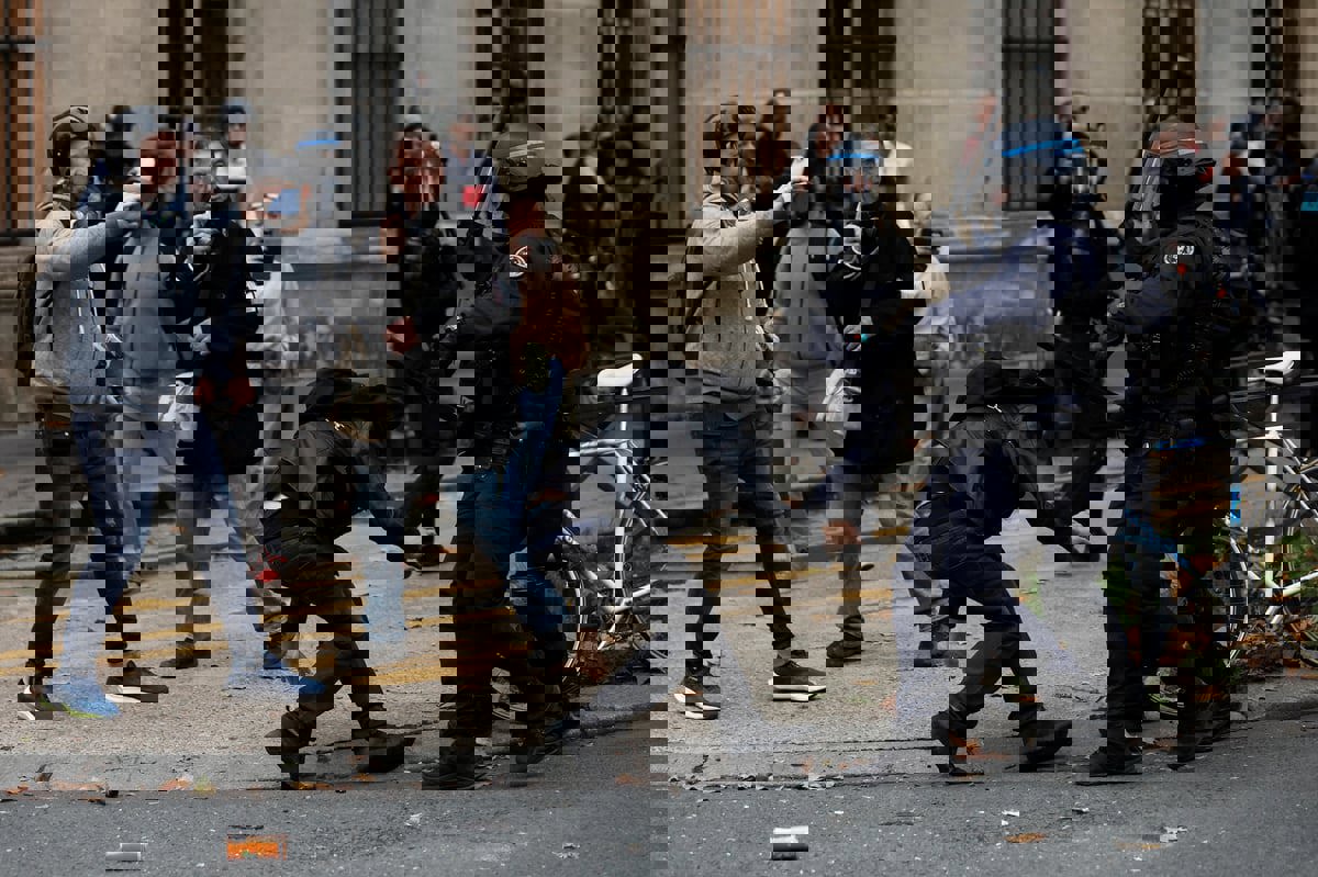 من كاليدونيا الجديدة إلى باريس.. ما سرُّ "انفجار" العنف في فرنسا؟