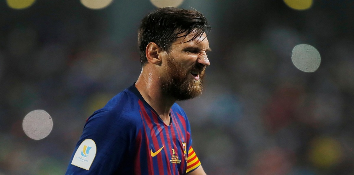 من هو المجهول الذي شدّ ليونيل ميسي من يده في تتويج نادي برشلونة بالسوبر الإسباني؟ (فيديو)