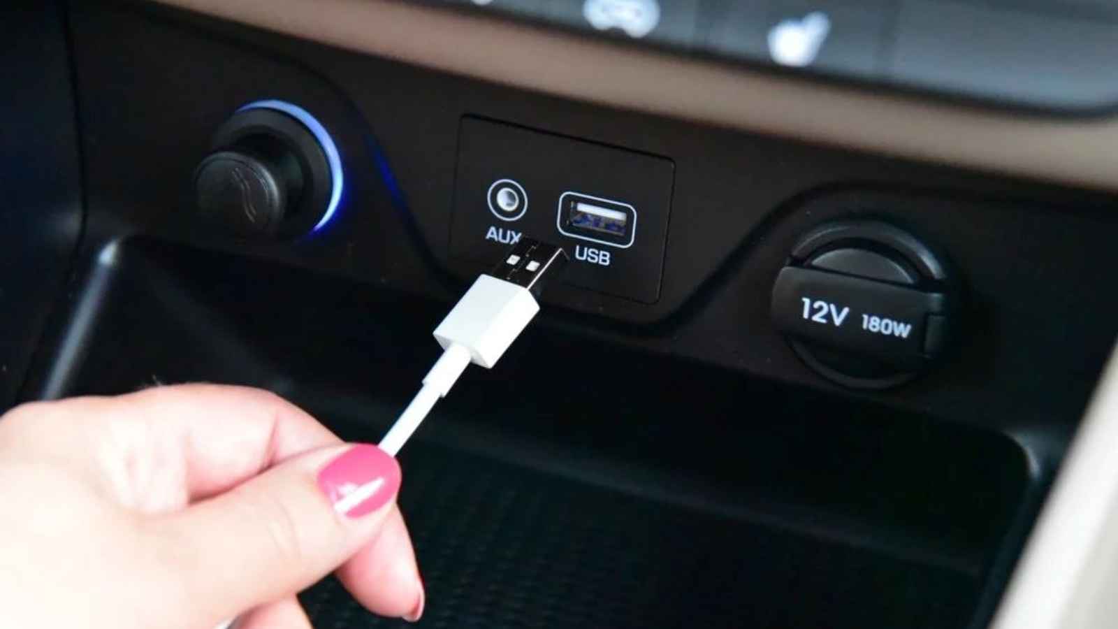 4 طرق لاستخدام منافذ "USB" في سيارتك..ما هي؟