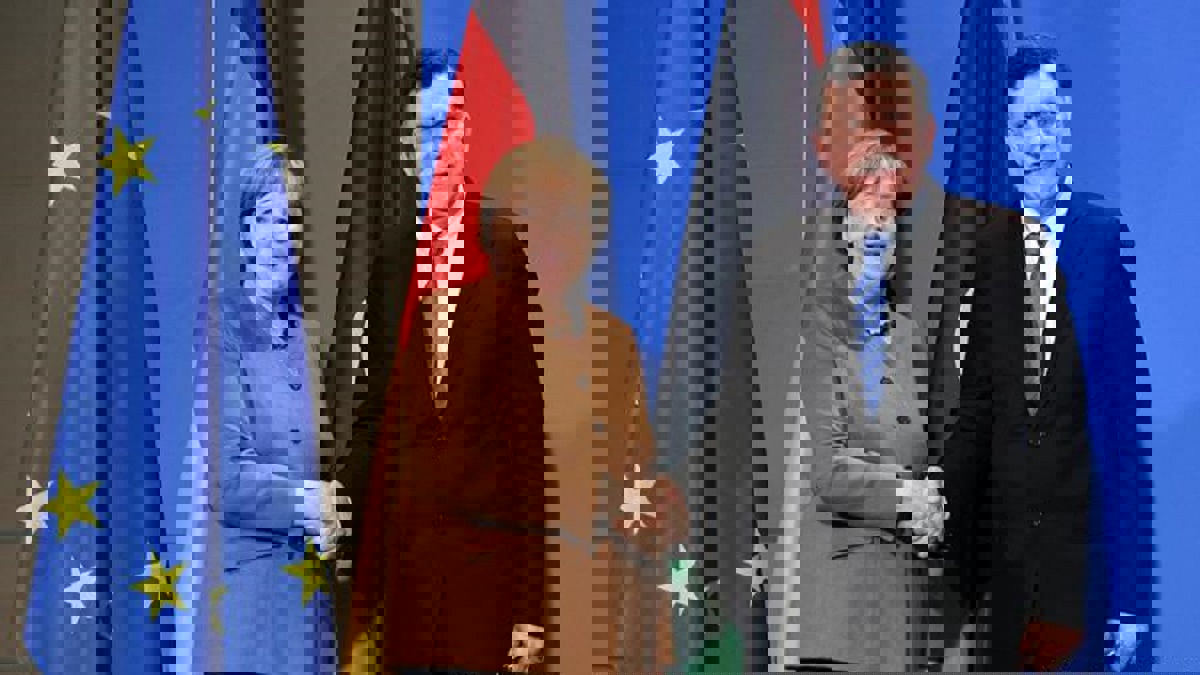 ميركل تحث فائز السراج على توقيع اتفاق وقف إطلاق النار