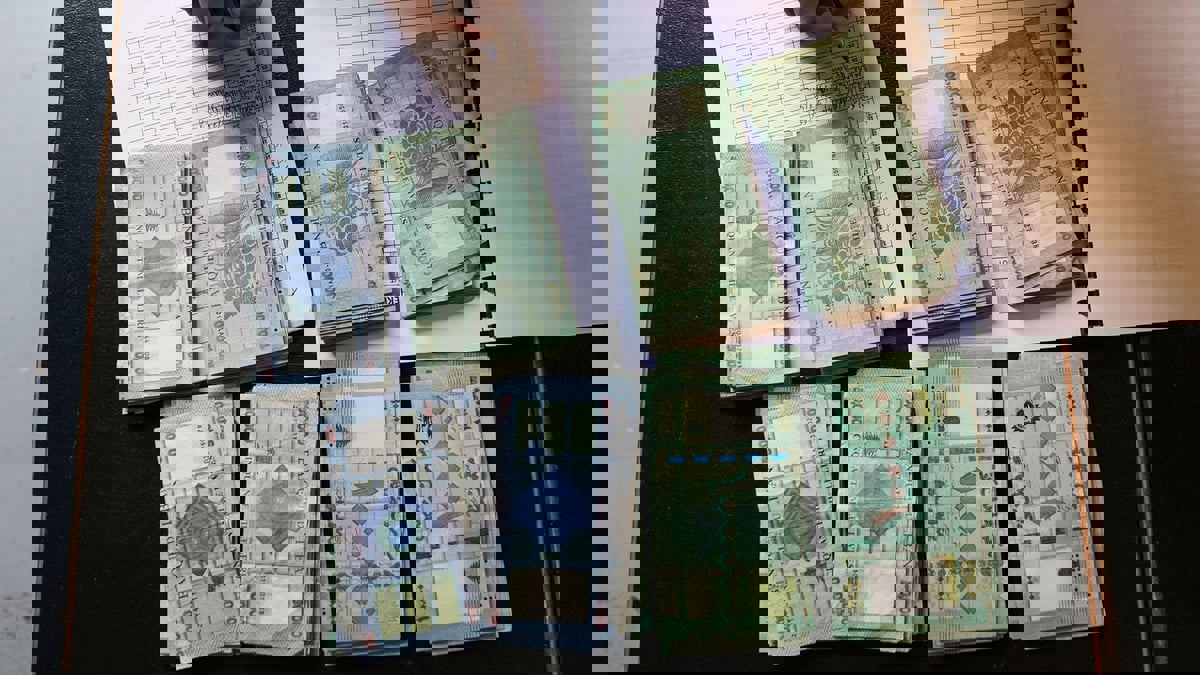 الليرة اللبنانية تبلغ قاعا غير مسبوق عند أكثر من 24 ألفا للدولار