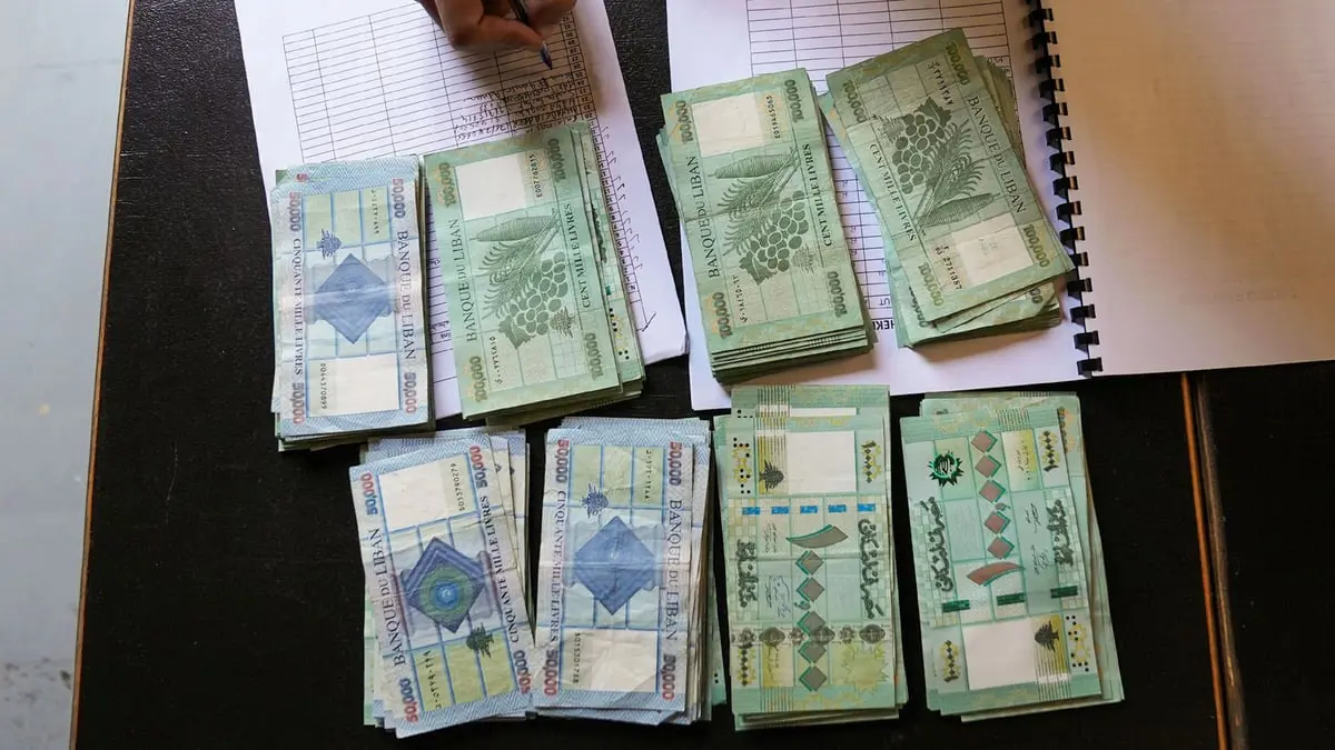 الليرة اللبنانية تبلغ قاعا غير مسبوق عند أكثر من 24 ألفا للدولار