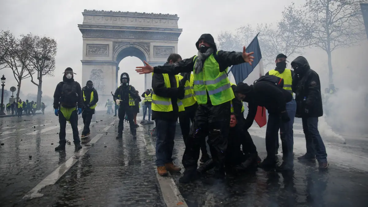 الاضطراب الأسوأ منذ نصف قرن.. ماكرون يرضخ لـ"السترات الصفراء"