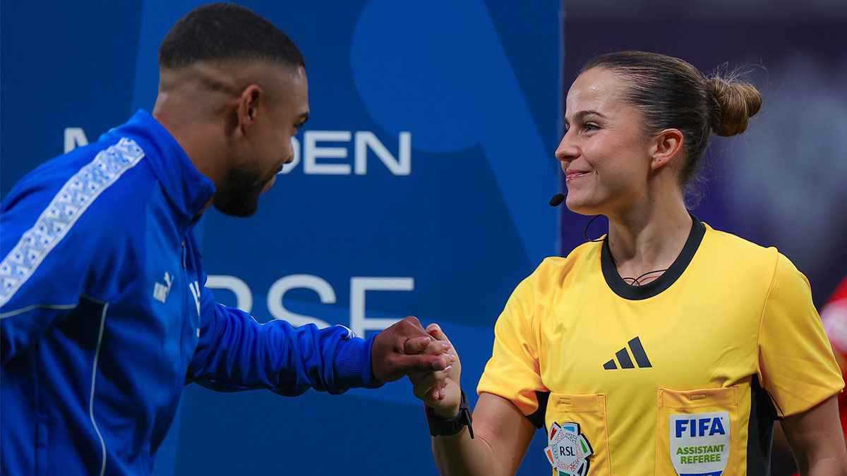 نتمنى أن نرى حكاما رجالا في مستواها.. تقييم خرافي لحكمة مباراة الهلال والقادسية