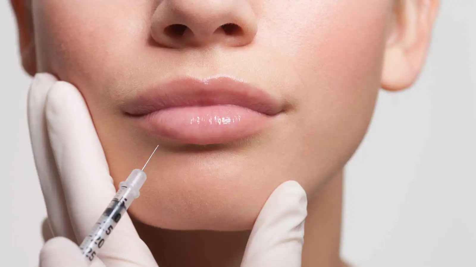 البوتوليزم والبوتوكس.. خيط رفيع بين السمّ والجمال