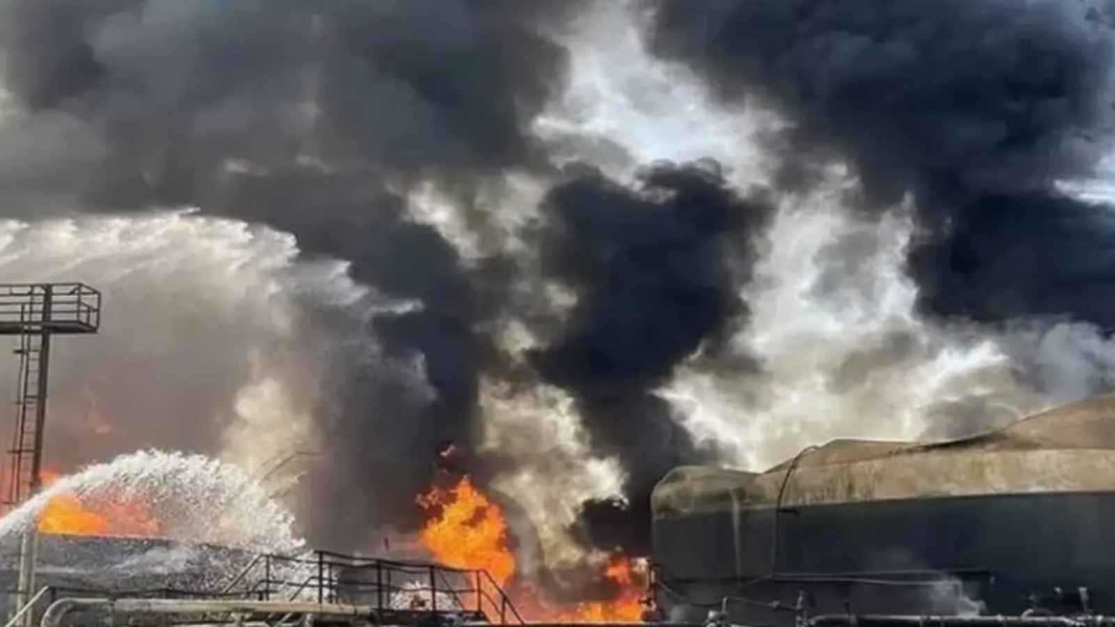 اندلاع حريق كبير في مصنع للمنتجات النفطية بأصفهان (فيديو)