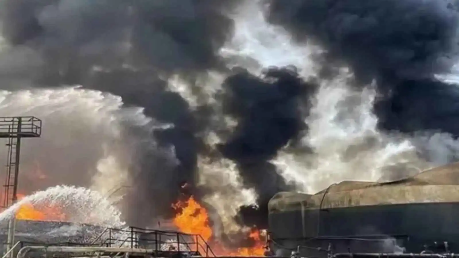 اندلاع حريق كبير في مصنع للمنتجات النفطية بأصفهان (فيديو)