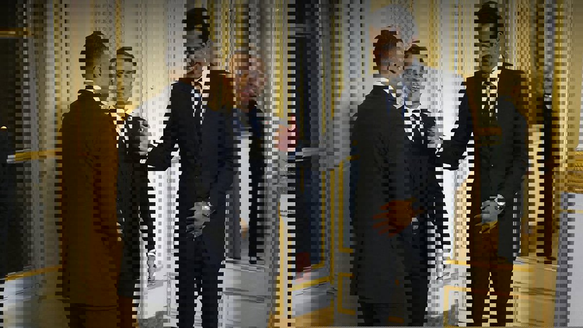 6 كلمات.. شاهد ما قاله ماكرون لمبابي أمام أمير قطر (فيديو)