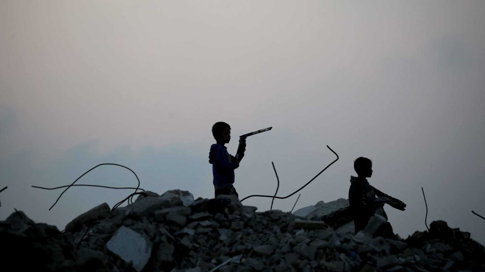 بينهما طفل.. الجيش الإسرائيلي يعترف بقتل فلسطينيين في غزة