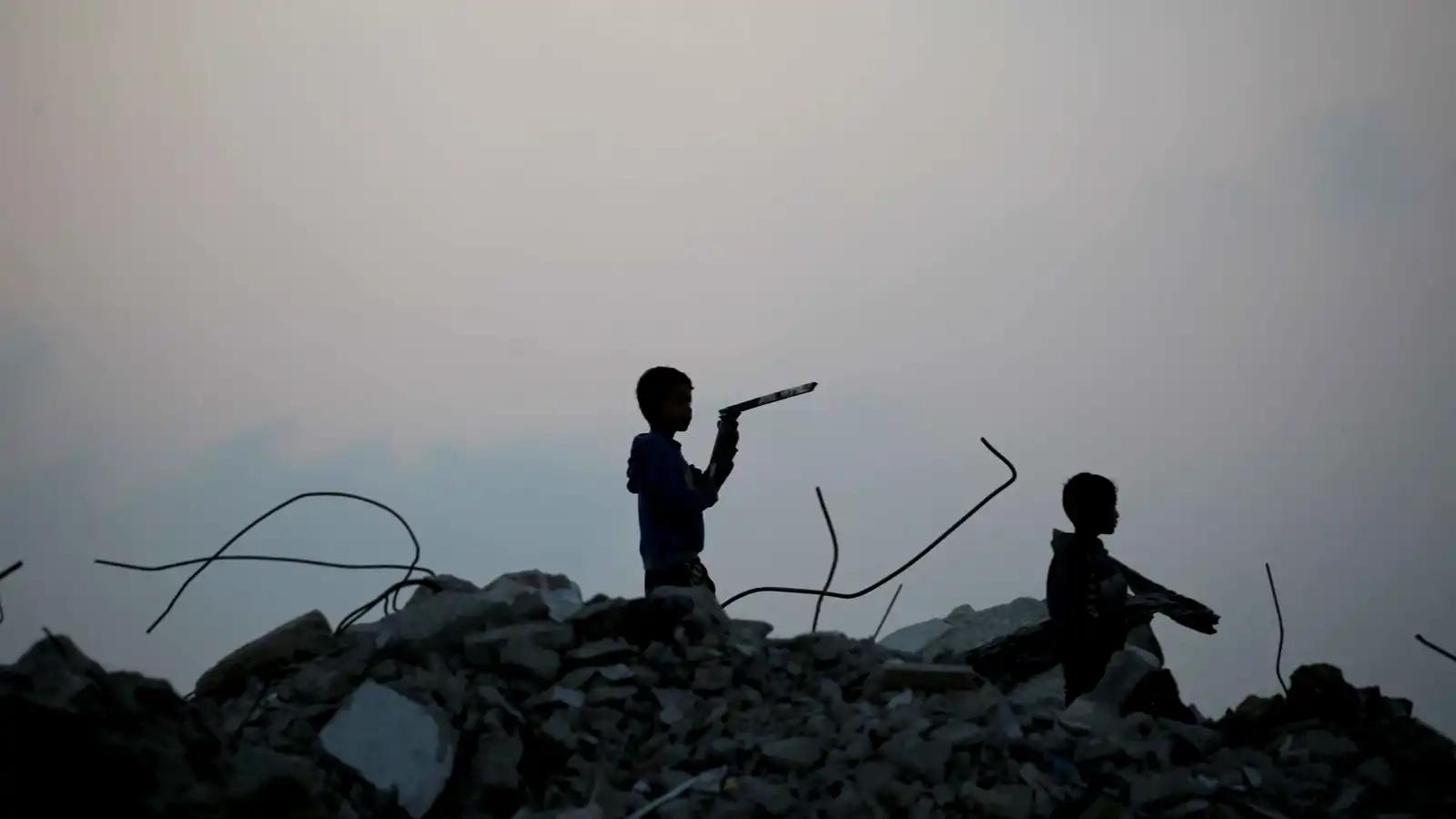 بينهما طفل.. الجيش الإسرائيلي يعترف بقتل فلسطينيين في غزة