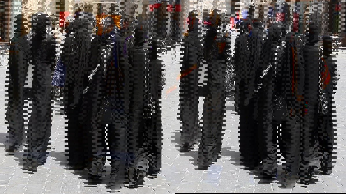 معارض قطري يتوعد بنشر أدلة على انتهاك مسؤولين كبار لـ"حرمات" معتقلات قطريات