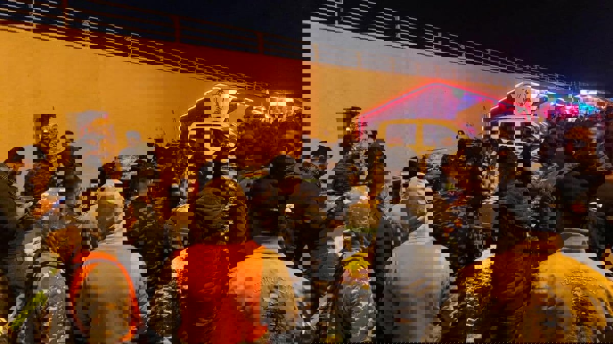 أنصار الحشد الشعبي يغلقون طريق مطار بغداد لإحياء ذكرى اغتيال سليماني والمهندس (صور)