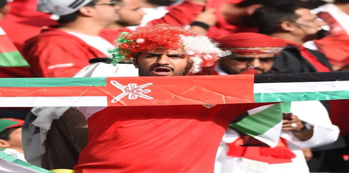 سقوط عدد من جماهير المنتخب العُماني في الملعب بعد انهيار الحاجز الزجاجي‎ (فيديو)