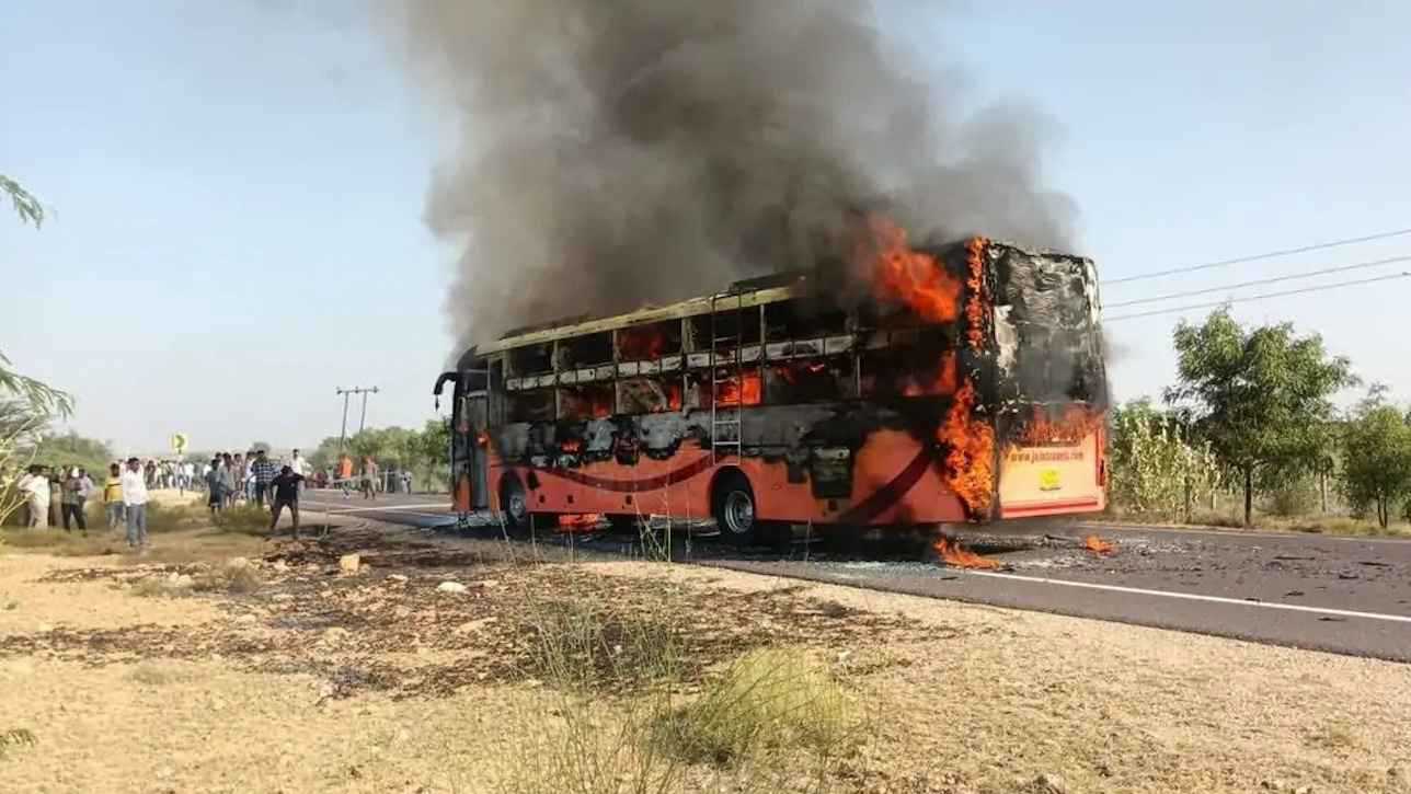 مقتل 20 راكباً إثر اندلاع حريق مروّع داخل حافلة في الهند (فيديو)