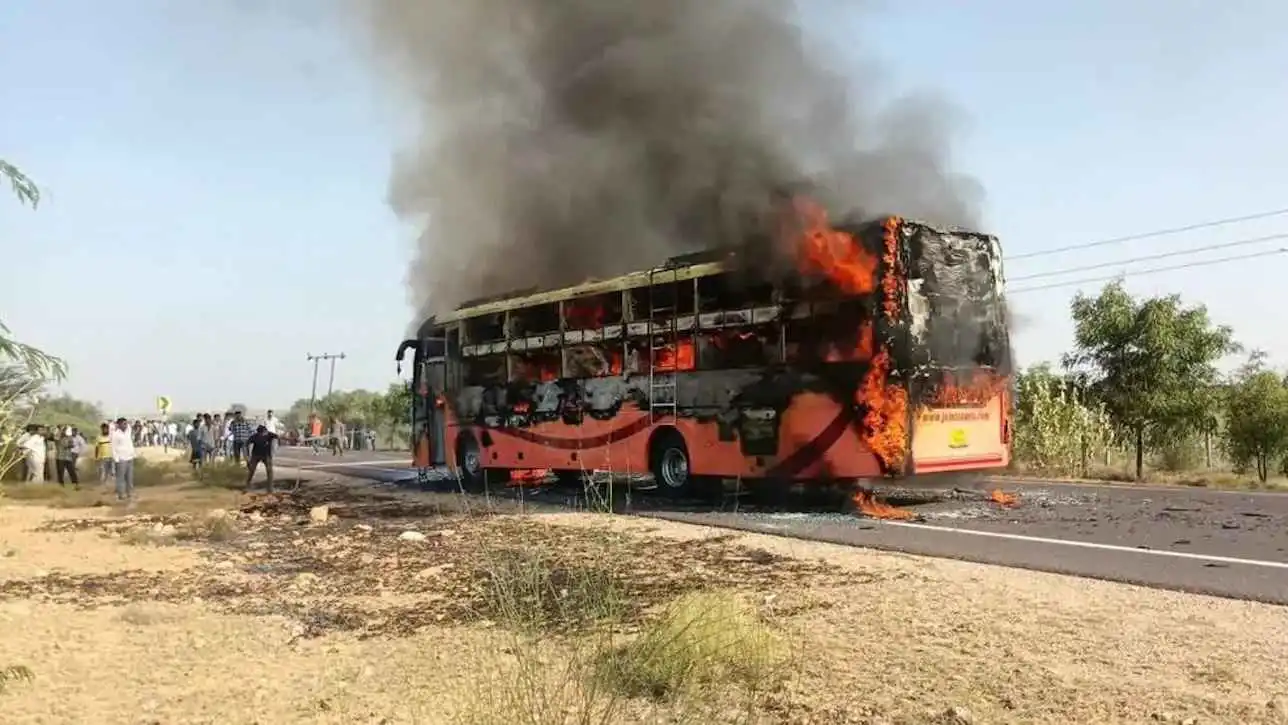 مقتل 20 راكباً إثر اندلاع حريق مروّع داخل حافلة في الهند (فيديو)