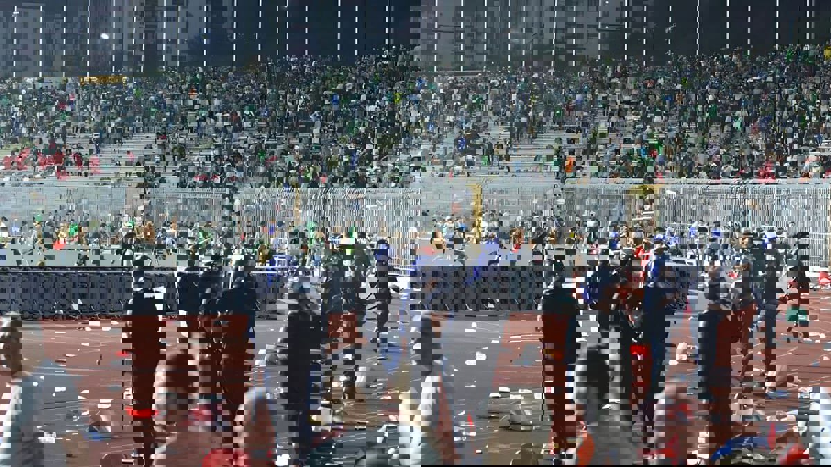 جماهير قسنطينة تنقذ شرطيين خلال أحداث الشغب أمام اتحاد العاصمة (فيديو)