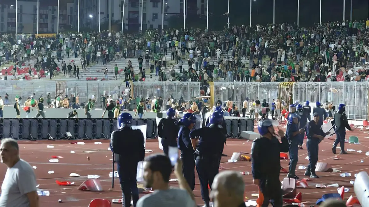 جماهير قسنطينة تنقذ شرطيين خلال أحداث الشغب أمام اتحاد العاصمة (فيديو)