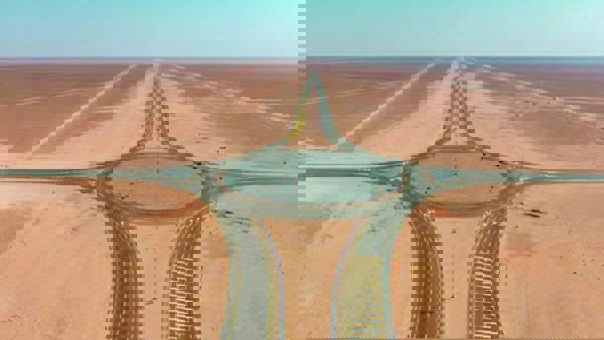 آلاف المسافرين يعبرون الربع الخالي بطريق جديد يخترق أكبر صحراء في العالم