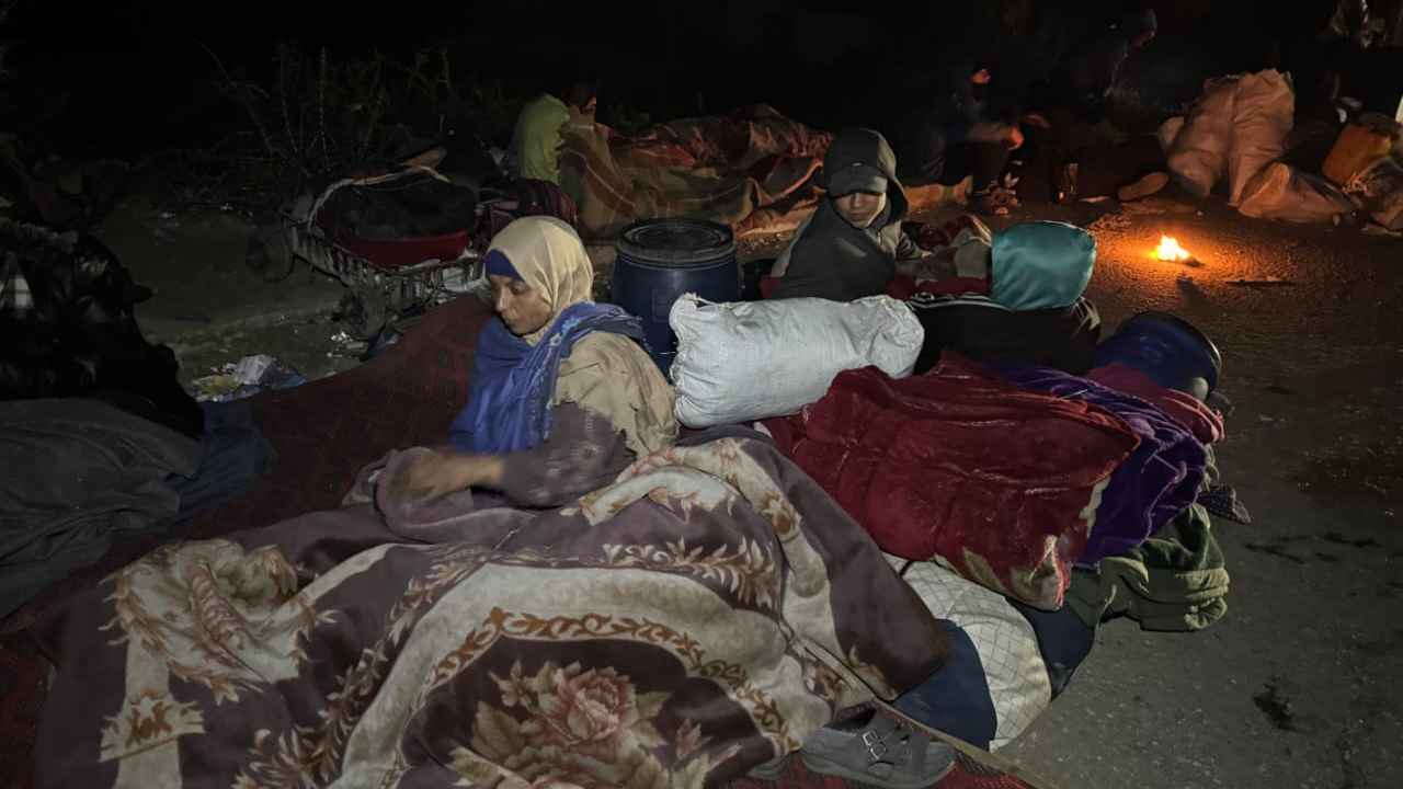 ليلة قاسية.. نازحون يفترشون الأرض بانتظار السماح بالعبور إلى شمال غزة