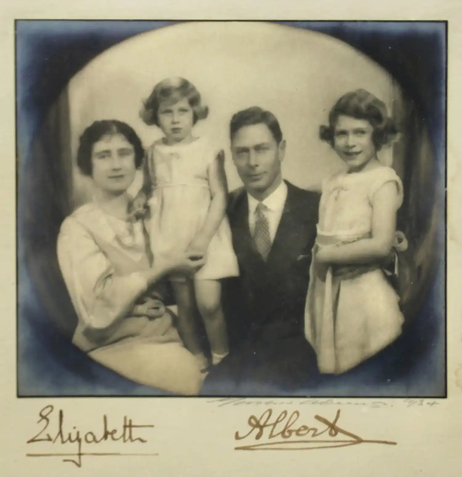 الأميرة إليزابيث مع والدها ووالدتها وأختها مارغريت