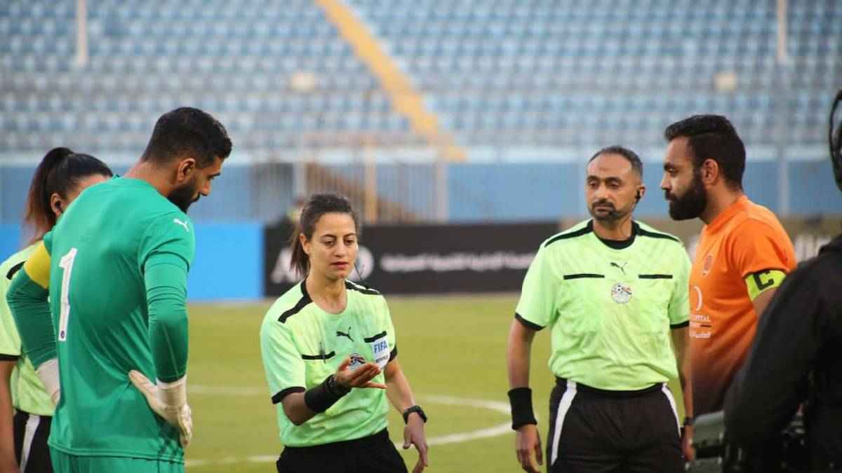 من هي الحكمة شاهندة المغربي التي خطفت الأضواء في كأس مصر؟