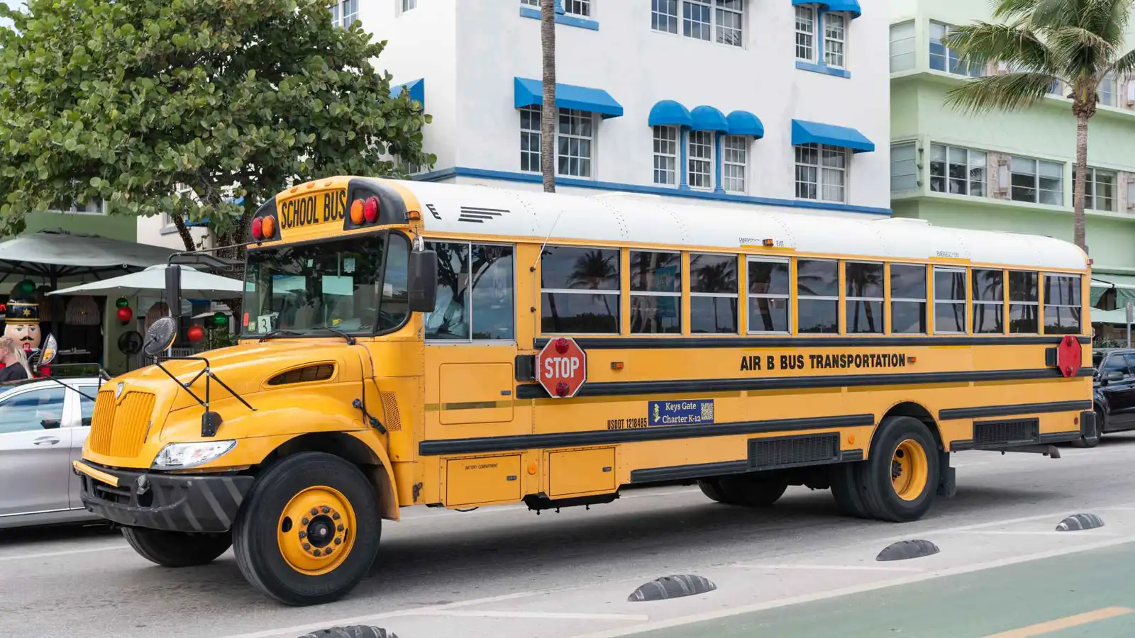 "نعاس السائق" يتسبب بحادث مروع لحافلة مدرسية