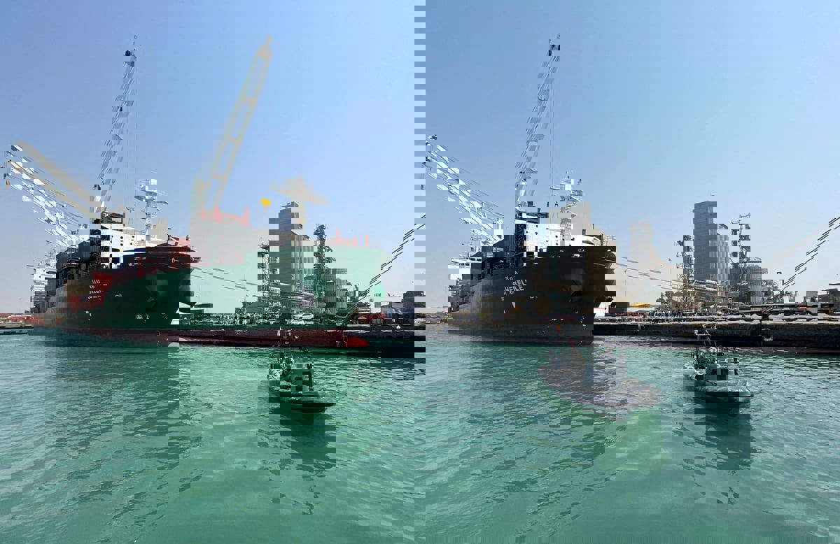 هيئة بحرية: إصابة سفينة بـ"جسم مجهول" في البحر الأحمر