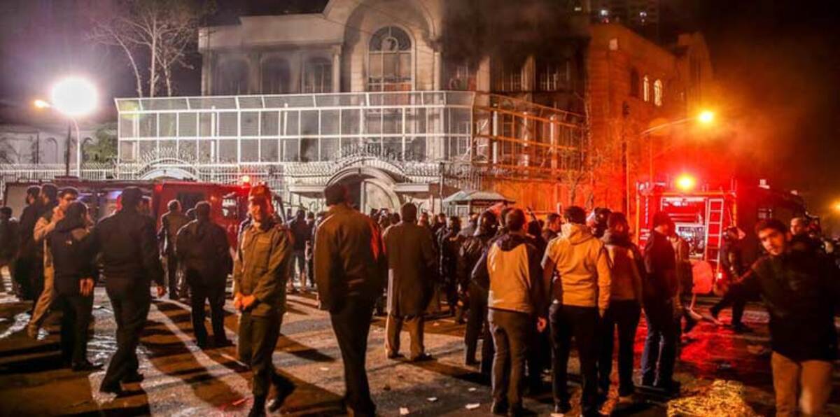 خامنئي يتسلم  تقريراً بشأن الاعتداء على السفارة السعودية