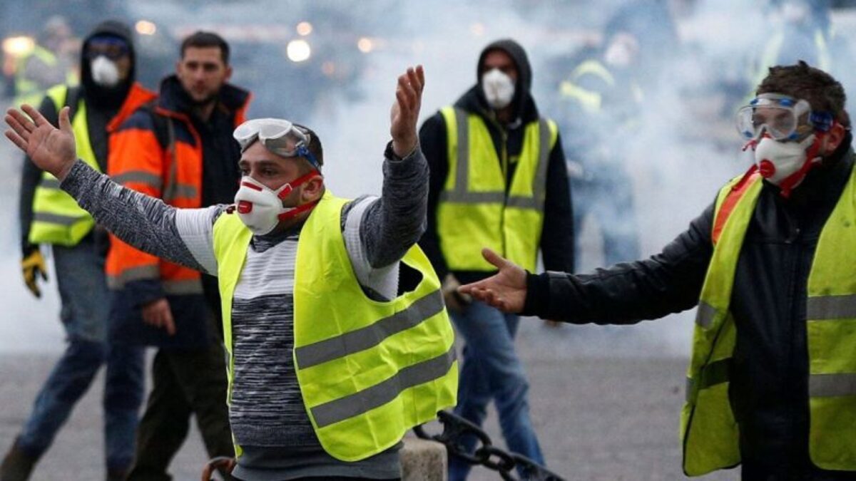 اشتباكات بين الشرطة ومحتجين من "السترات الصفراء" في باريس (فيديو)