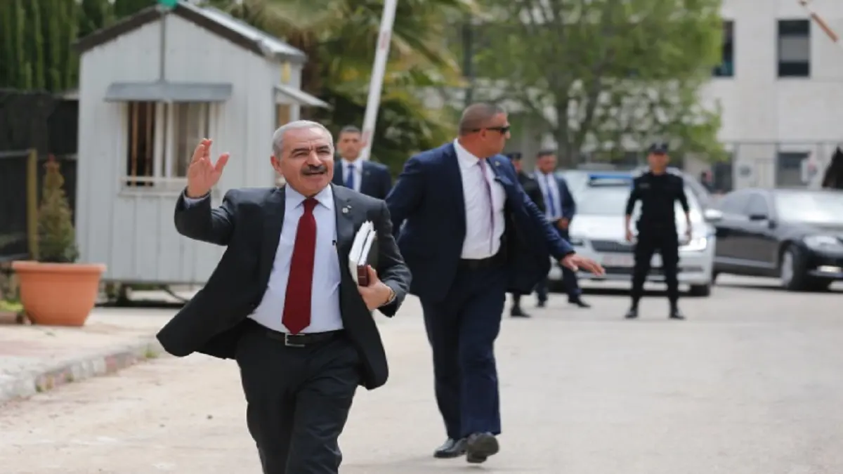 وصل سيرًا على الأقدام.. اشتية يناقش "الحرب المالية" في أولى جلسات الحكومة الفلسطينية (صور)