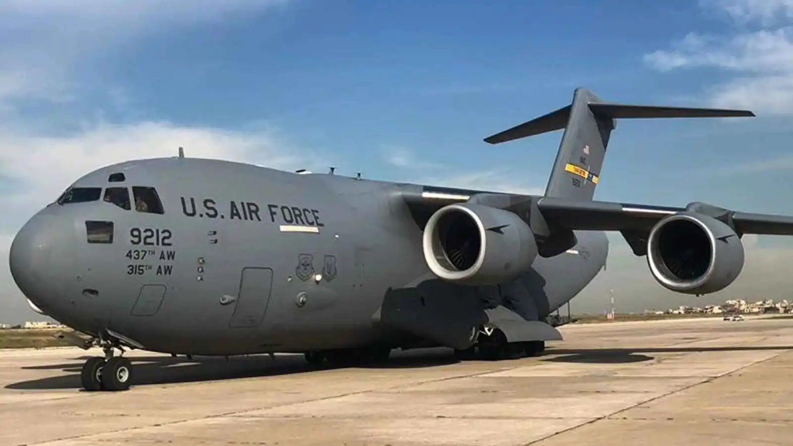 الجيش اللبناني يتلقى درعاً أمريكياً.. دفاعات جوية وأسلحة في قاعدة حامات