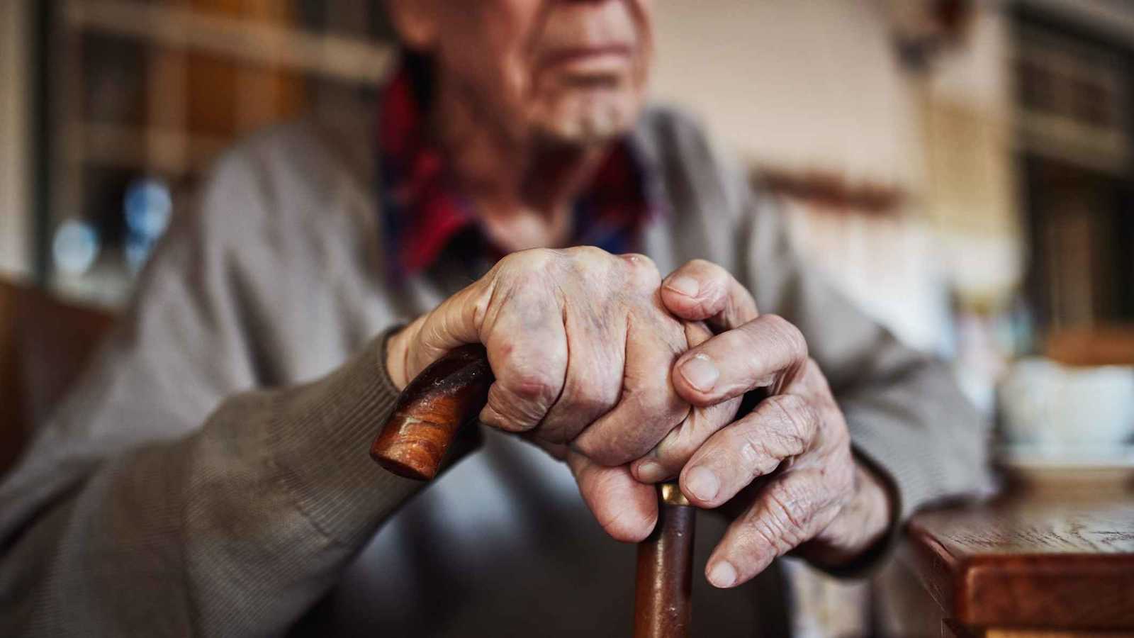 حرموه الحنان فحرمهم الميراث.. مسن ينفق ثروته في بناء مسجد