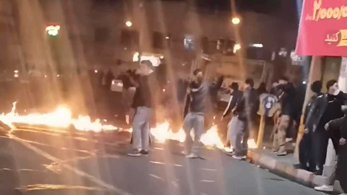 مقتل عنصر أمن "طعناً وبالرصاص" في سابع أيام الاحتجاجات الإيرانية