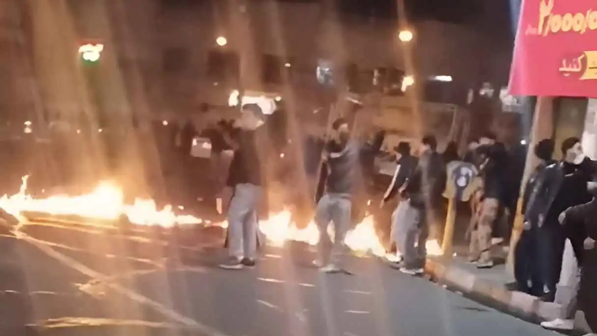 مقتل عنصر أمن "طعناً وبالرصاص" في سابع أيام الاحتجاجات الإيرانية