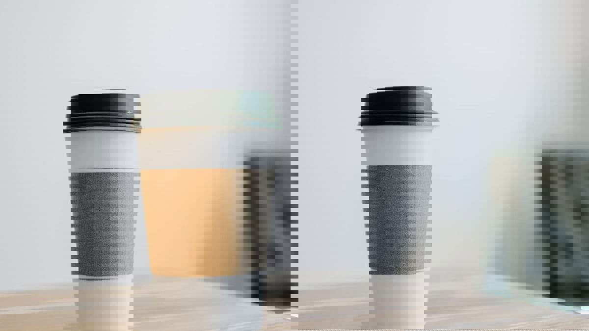 خبراء يحذرون من شرب القهوة في الأكواب البلاستيكية
