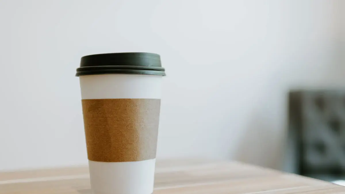 خبراء يحذرون من شرب القهوة في الأكواب البلاستيكية
