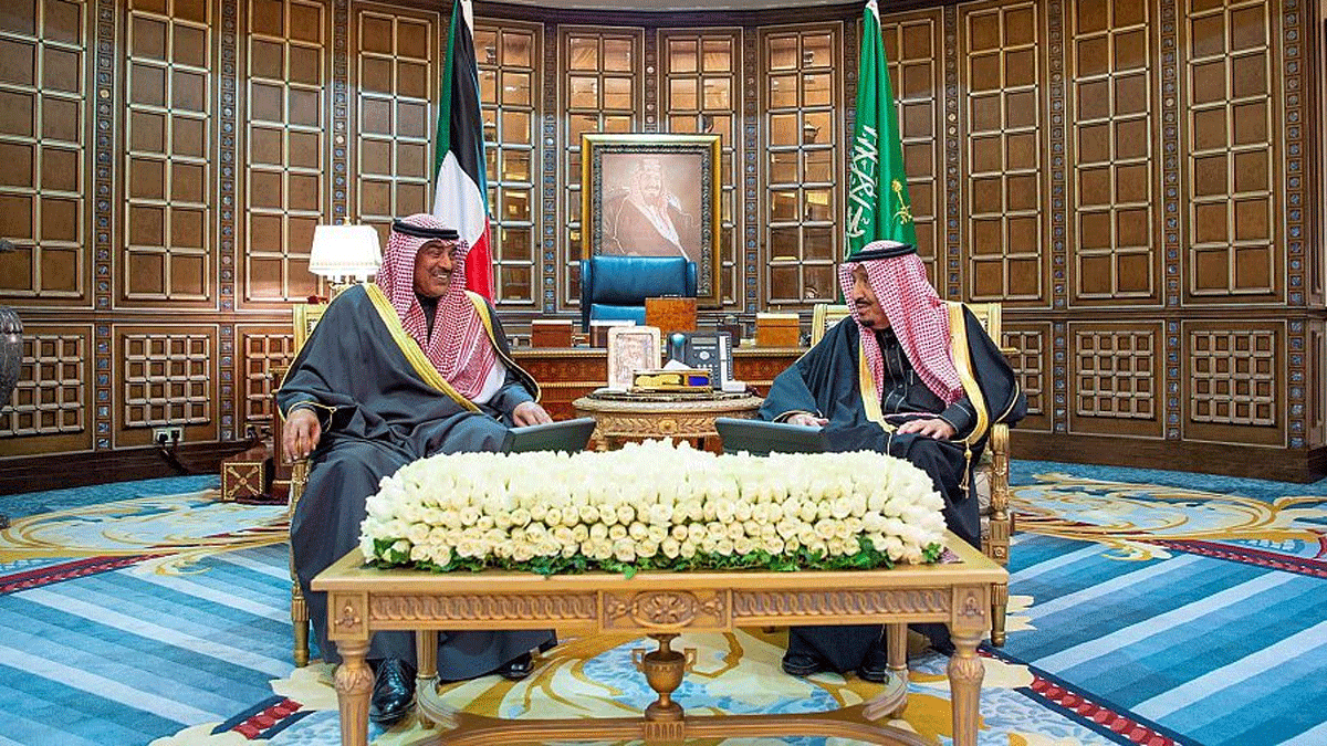 الملك سلمان يبحث تطورات المنطقة مع رئيس مجلس الوزراء الكويتي