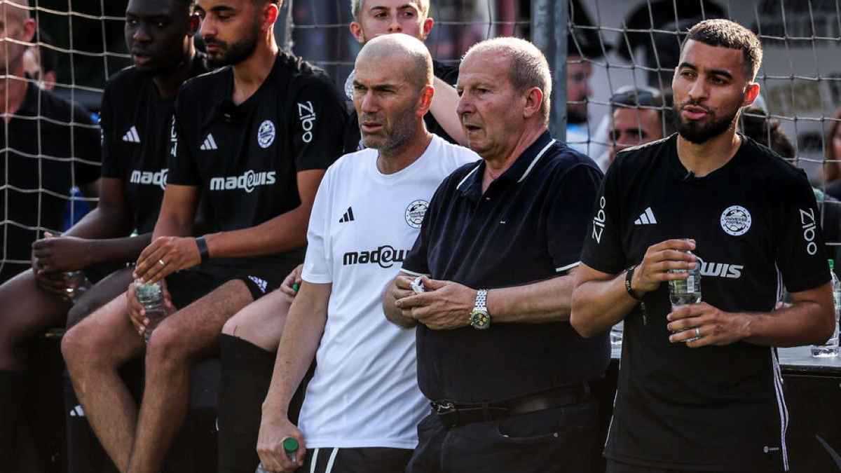 أول من أطلق لقب "زيزو".. وفاة المدرب رولاند كوربيس مكتشف زين الدين زيدان