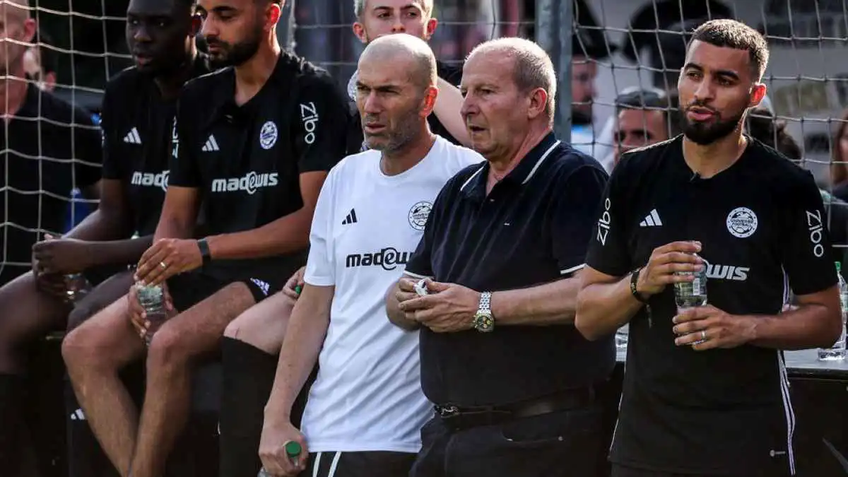 أول من أطلق لقب "زيزو".. وفاة المدرب رولاند كوربيس مكتشف زين الدين زيدان