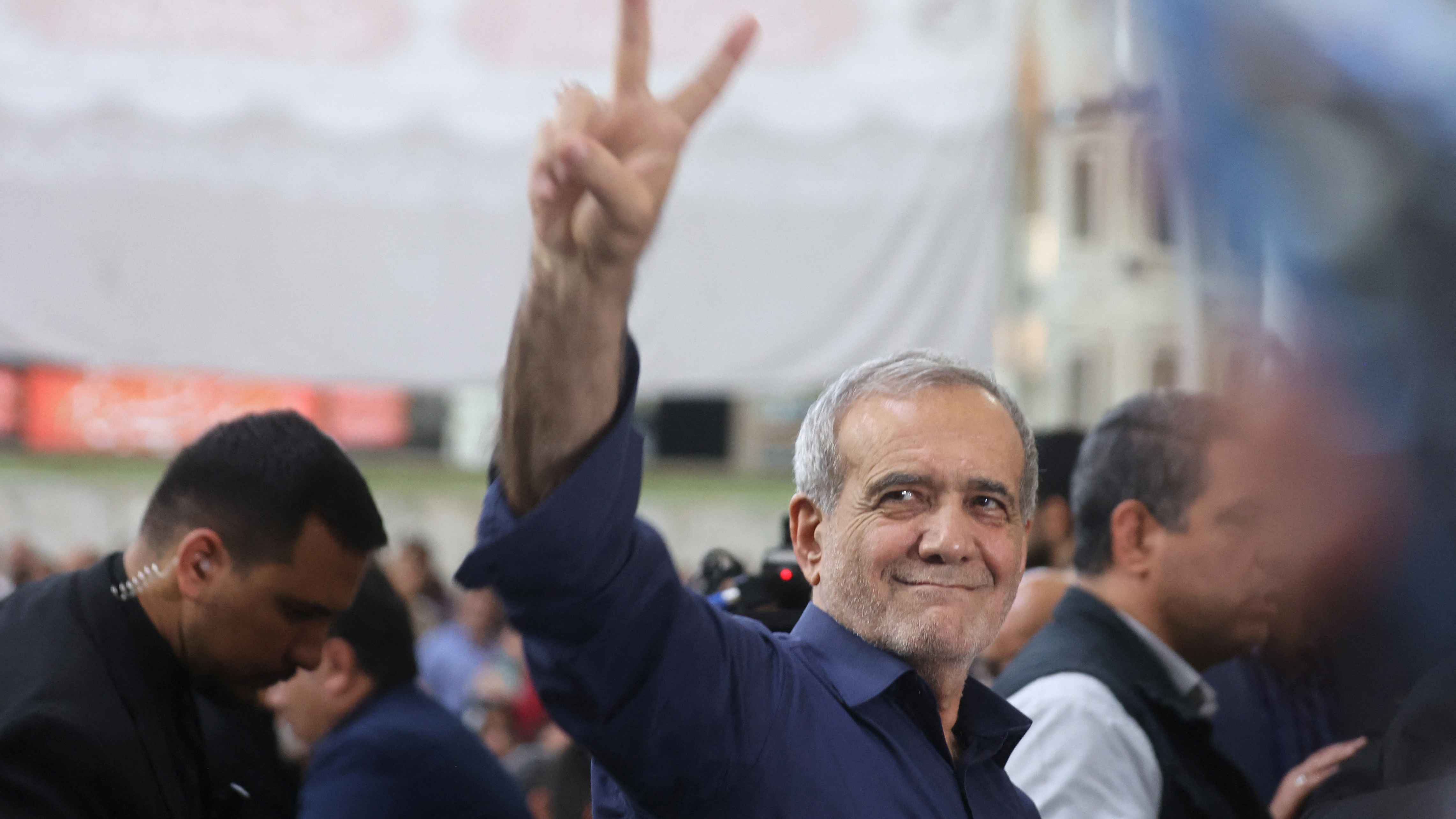 المونيتور: عراقيل بانتظار بزشكيان مع "المتشددين الأقوياء" في إيران