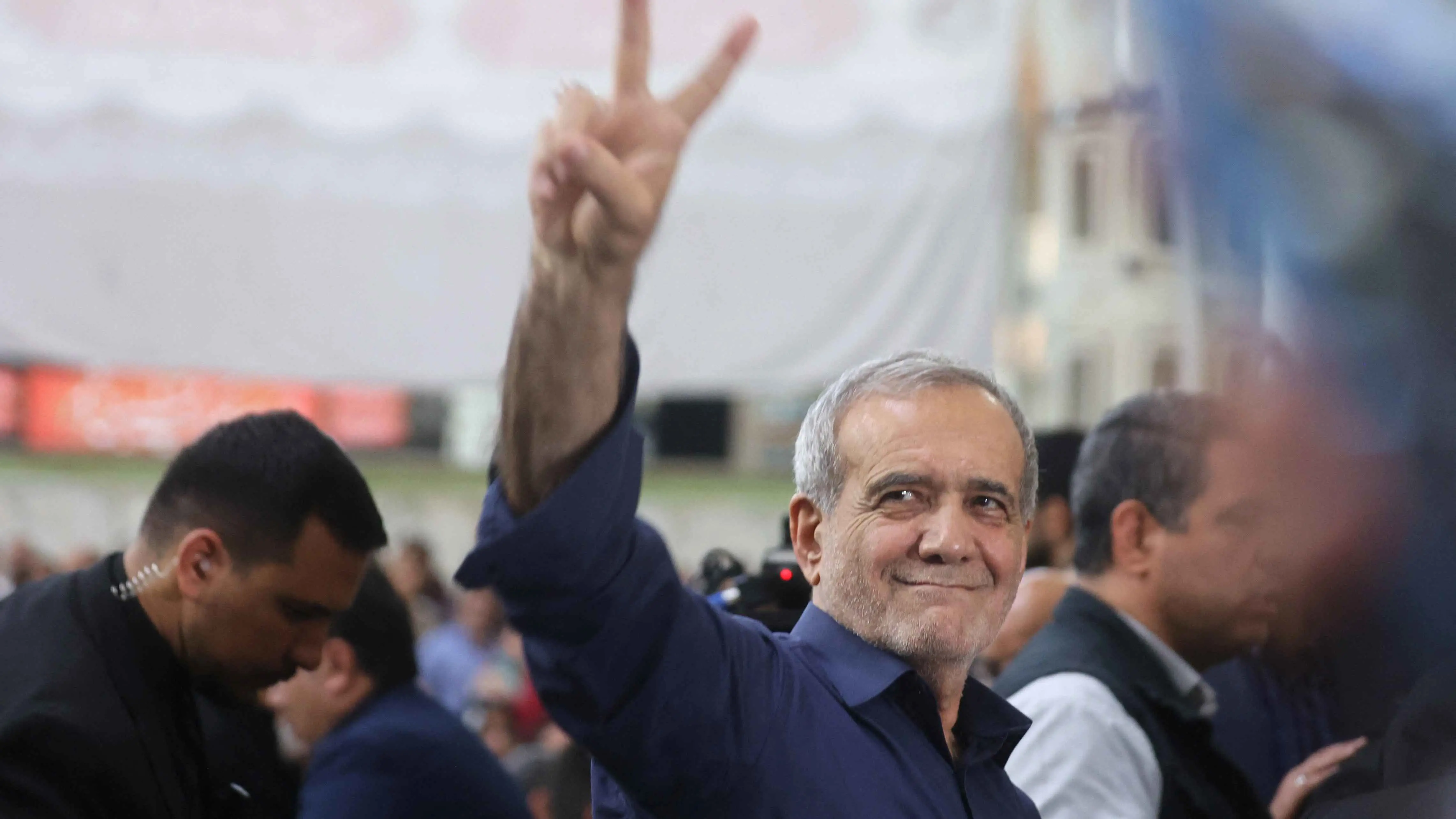 المونيتور: عراقيل بانتظار بزشكيان مع "المتشددين الأقوياء" في إيران