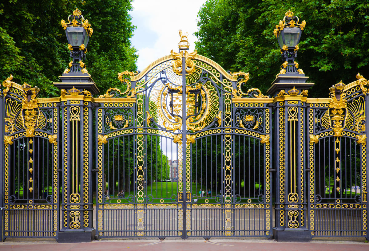 القبض على سائق اصطدم ببوابة قصر باكنغهام (فيديو)