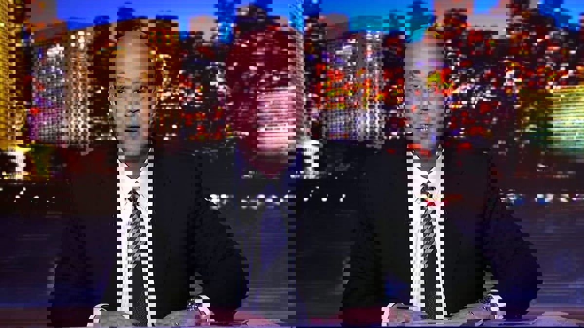 عمرو أديب يهاجم فريد الديب لقبوله الدفاع عن محمد عادل