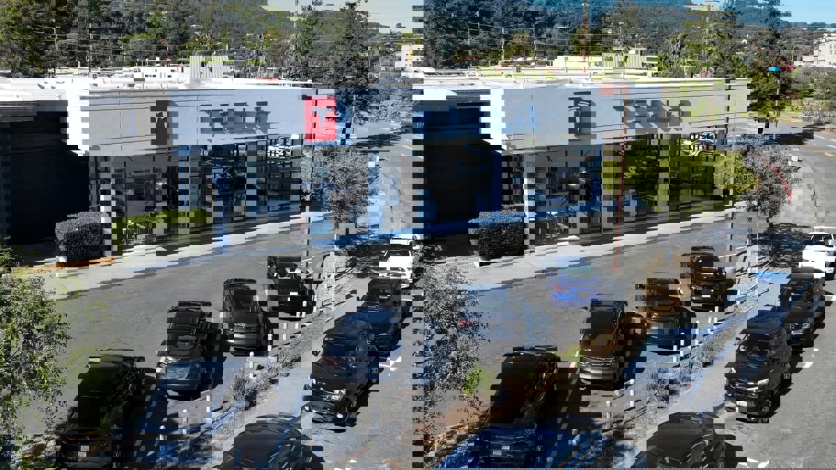 لهذا السبب.. تيسلا تسحب نحو مليوني سيارة في أمريكا