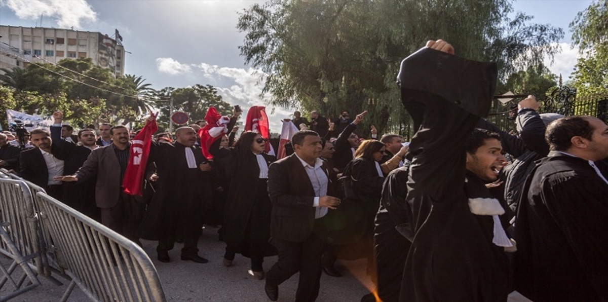 احتجاجًا على الضرائب.. محامون يحاولون اقتحام البرلمان التونسي (صور)