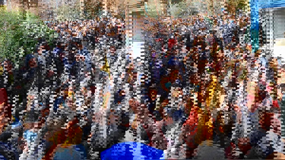 مستشار خامنئي يهدد المحتجين بأقسى العقوبات وإيرانيون في أوروبا يتظاهرون ضد النظام (فيديو)